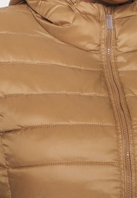 Hnědá péřová bunda s horizontálně prošívanými panely, zipovým zapínáním a kapucí. Hladká, lesklá látka s jemnou texturou.