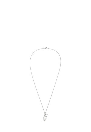 Silberne Kettenkette mit einem tropfenförmigen weißen Perlenanhänger und einem kleinen klaren Kristallakzent. Minimalistisches und elegantes Design.