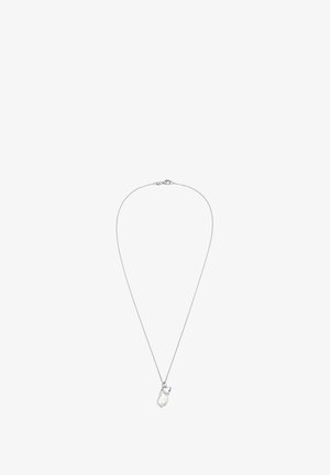 Sølv kæde med en dråbeformet hvid perle vedhæng med en lille klar krystal accent. Minimalistisk og elegant design.