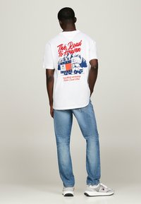 Tommy Jeans SLOGAN BACK GRAPHIC  - T-shirt imprimé - white