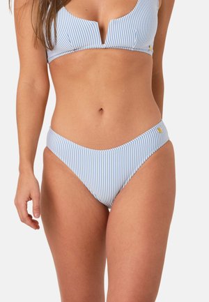 Vrouw draagt lichtblauwe en wit gestreepte bikini met V-hals top en bijpassende hoog uitgesneden broekjes tegen een effen achtergrond.