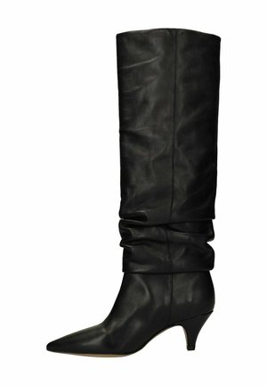 Zwarte leren kniehoge laarzen met een slouchy schacht, spitse neus en een lage kitten heel. Gladde textuur zonder zichtbare hardware of patronen.