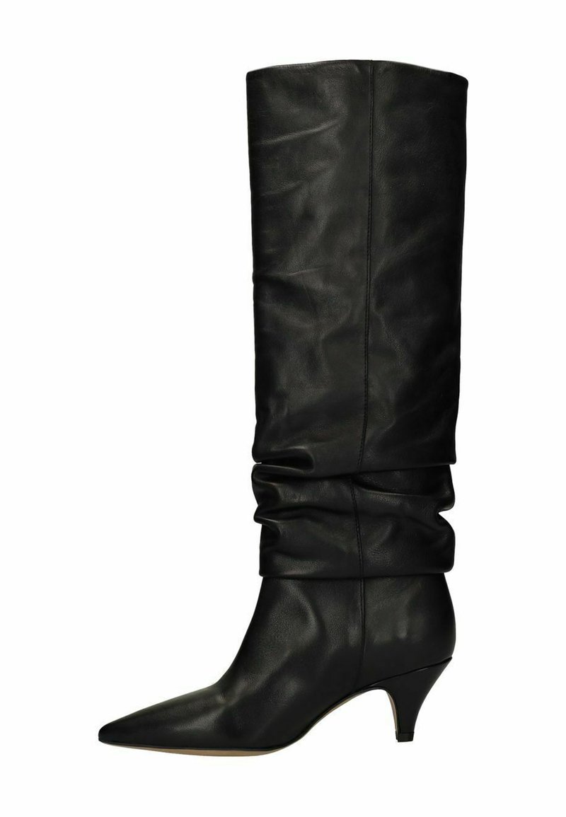 Zwarte leren kniehoge laarzen met een slouchy schacht, spitse neus en een lage kitten heel. Gladde textuur zonder zichtbare hardware of patronen.
