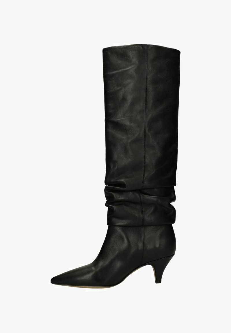 Bottes noires en cuir montant jusqu'au genou avec un tige froncé, un bout pointu et un petit talon. Texture lisse sans quincaillerie ni motifs visibles.