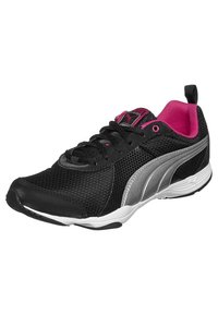 Mustassa urheilukengässä on verkkopinta, hopeiset yksityiskohdat ja vaaleanpunainen vuori. Kenkässä on pehmeät nauhat, pehmustettu kieli ja valkoinen pohja.