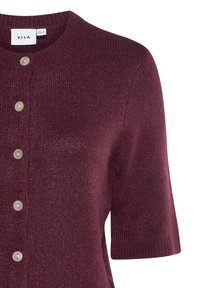 Bordeaux korte mouwen cardigan gemaakt van gestructureerde breistof, met een ronde halslijn en zes lichtgekleurde knopen aan de voorkant.