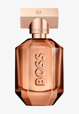 Roségoldfarbener, facettierter Glasparfümflakon mit vertikal eingeprägtem "BOSS" und einem rechteckigen, mit den Initialen "BOSS" gravierten Verschluss.