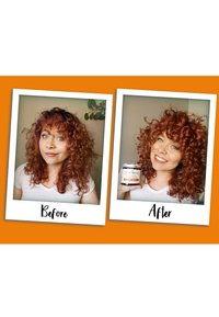 Twee zij-aan-zij portretten met krullend rood haar. Links een natuurlijke look; rechts verbeterde krullen met een potje product in de hand.