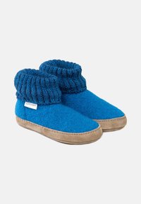 Pantofole in feltro blu con risvolto lavorato a maglia, suola color sabbia e dettagli di cucitura lungo il bordo. Texture morbida, design casual e altezza media.