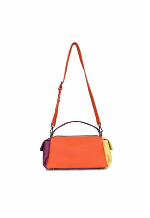 Kolorowa torebka w pomarańczowe, fioletowe i żółte sekcje, wykonana z teksturowanej skóry, z odpinanym paskiem na ramię i górnym uchwytem.
