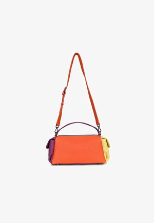 Kolorowa torebka w pomarańczowe, fioletowe i żółte sekcje, wykonana z teksturowanej skóry, z odpinanym paskiem na ramię i górnym uchwytem.