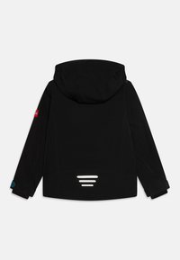 Svart softshell-jacka med huva, med reflexstripes på ryggen, färgad accent på ärmen och slät yta.