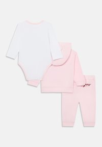 Dreiteiliges Baby-Outfit bestehend aus einem weißen Langarm-Body, einem pinken Kapuzenpullover mit einer Tasche und pinken Sweatpants mit einem Logo.