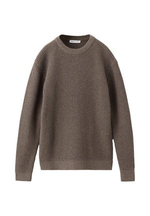 Brauner gestrickter Pullover mit Rundhalsausschnitt und langen Ärmeln, mit gerippten Bündchen an Ärmeln und Saum, vor weißem Hintergrund dargestellt.