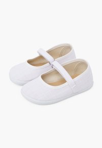 Le ballerine bianche in tessuto presentano una punta rotonda, una fascia sulla caviglia e una suola in gomma bianca flessibile. All'interno, si trova una fodera beige.