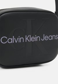 Calvin Klein Jeans SCULPTED CAMERA MONO - Taška s příčným popruhem - fashion black