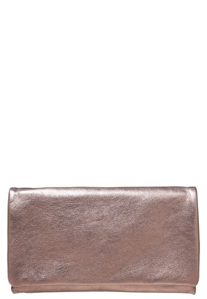 Pochette rectangulaire en cuir métallisé or rose avec texture lisse et fermeture par rabat plié.