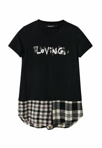 Musta lyhythihainen T-paita, jossa valkoinen "LOVING,"-grafiikka. Paidassa mustavalkoinen ruutukuvioinen helma, jossa pyöreä alareuna.