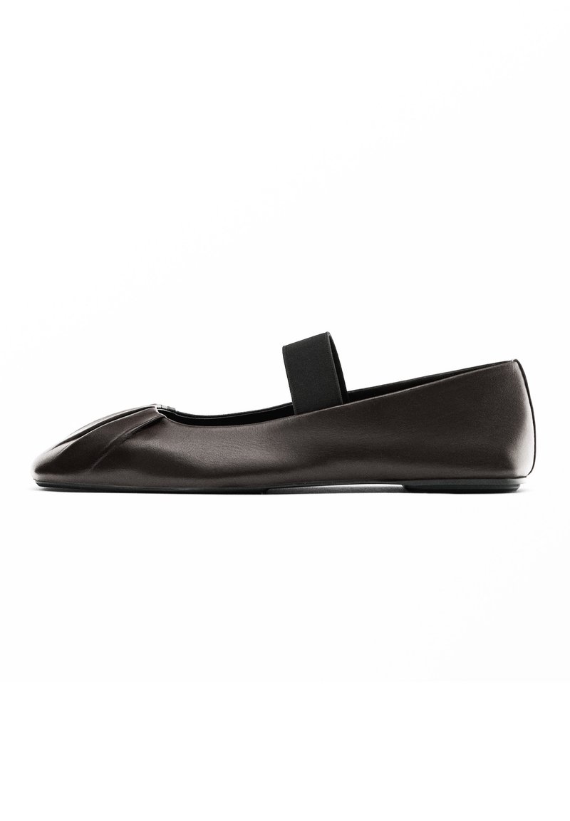 Massimo Dutti Baleriny z zapięciem