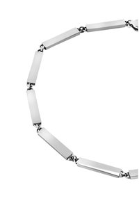 Collar de eslabones de plata que presenta segmentos metálicos rectangulares conectados por pequeños eslabones redondos, exhibiendo un acabado suave y pulido.
