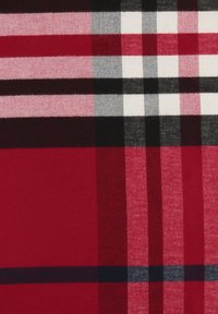 Tissu tartan rouge avec des bandes alternées de noir, blanc et gris dans un motif écossais classique, doté d'une texture douce.