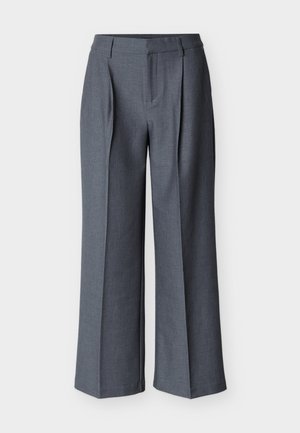 Γκρι ραμμένο παντελόνι με φαρδιά γραμμή, πιέτες μπροστά και λεία υφή. Το ύφασμα φαίνεται ελαφρύ και υφαντό με λεπτά σχέδια.