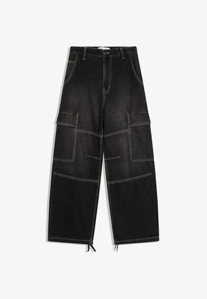 Pantaloni cargo negri, cu crac larg, buzunare mari pe lateral, Cusături contrastante, bucle pentru curea și tivuri cu șnur.