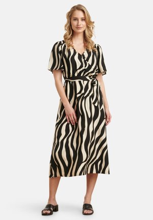 Zwart en crèmekleurig gestreepte wikkeljurk met korte mouwen, een ceintuur in de taille, en een rok van gemiddelde lengte, gecombineerd met zwarte blokhak sandalen.