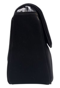 Borsa in pelle nera con design strutturato, forma rettangolare, superficie liscia e chiusura a patta. Interno parzialmente visibile attraverso l'apertura.
