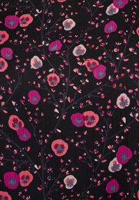 Schwarzer Stoff mit kleinen rosa, roten und weißen Blumen sowie zarten Ästen, die gleichmäßig über die Oberfläche verteilt sind.