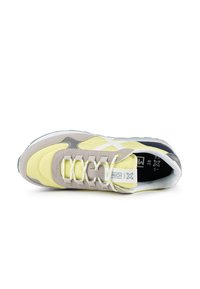 Sneaker jaune et gris en matériaux suédé et mesh. Présente des lacets blancs, une semelle rembourrée et un marquage sur la languette.