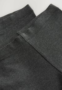 Donkergrijze katoenen blend leggings met een zachte textuur, voorzien van een elastische tailleband en platte naden voor comfort.