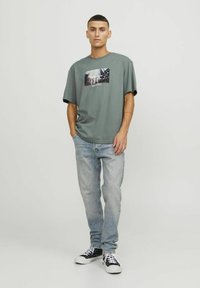 Jack & Jones JORVESTERBRO PICTURE CREW NECK - Apdrukāts T-krekls - laurel wreath