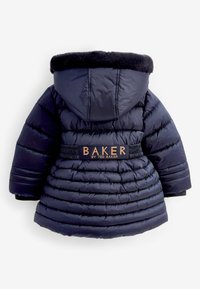 Granatowy pikowany zimowy płaszcz dla dzieci z kapturem, sztucznym futrem i elastycznym paskiem z oznaczeniem "BAKER BY TED BAKER" na plecach.