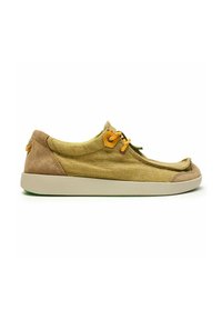 Sneaker in tela e suede verde oliva e beige, con lacci arancioni, punta arrotondata e una leggera suola in gomma con finitura testurizzata.