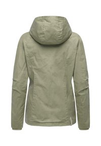 Giacca con cappuccio a maniche lunghe verde chiaro vista da dietro con cuciture aderenti e una piccola etichetta vicino all'orlo su sfondo bianco.