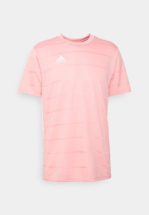 T-shirt de sport rose Adidas à manches courtes avec des rayures horizontales subtiles, col rond et logo Adidas blanc sur la poitrine.