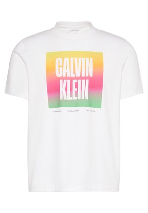 Calvin Klein Jeans, 20S CALVIN KLEIN PRIDE26 - Nyomott mintás póló - brilliant white