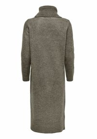 Longue robe-pull en tricot brun avec col montant et manches longues, vue de dos sur fond blanc.