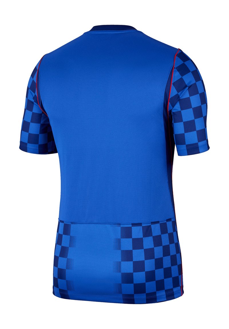 Camiseta deportiva azul de manga corta con patrón de tablero de ajedrez azul oscuro en las mangas y la parte baja de la espalda, y costuras rojas finas a lo largo de los lados.