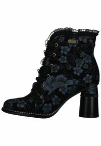 Černé květinové kotníkové boty s volánkem na okraji, zlatými očka, masivním podpatkem a stříbrnými cvočky podél základny.