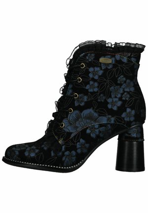 Bottine noire à fleurs avec un bord volanté, des œillets dorés, un talon épais et des clous argentés le long de la base.