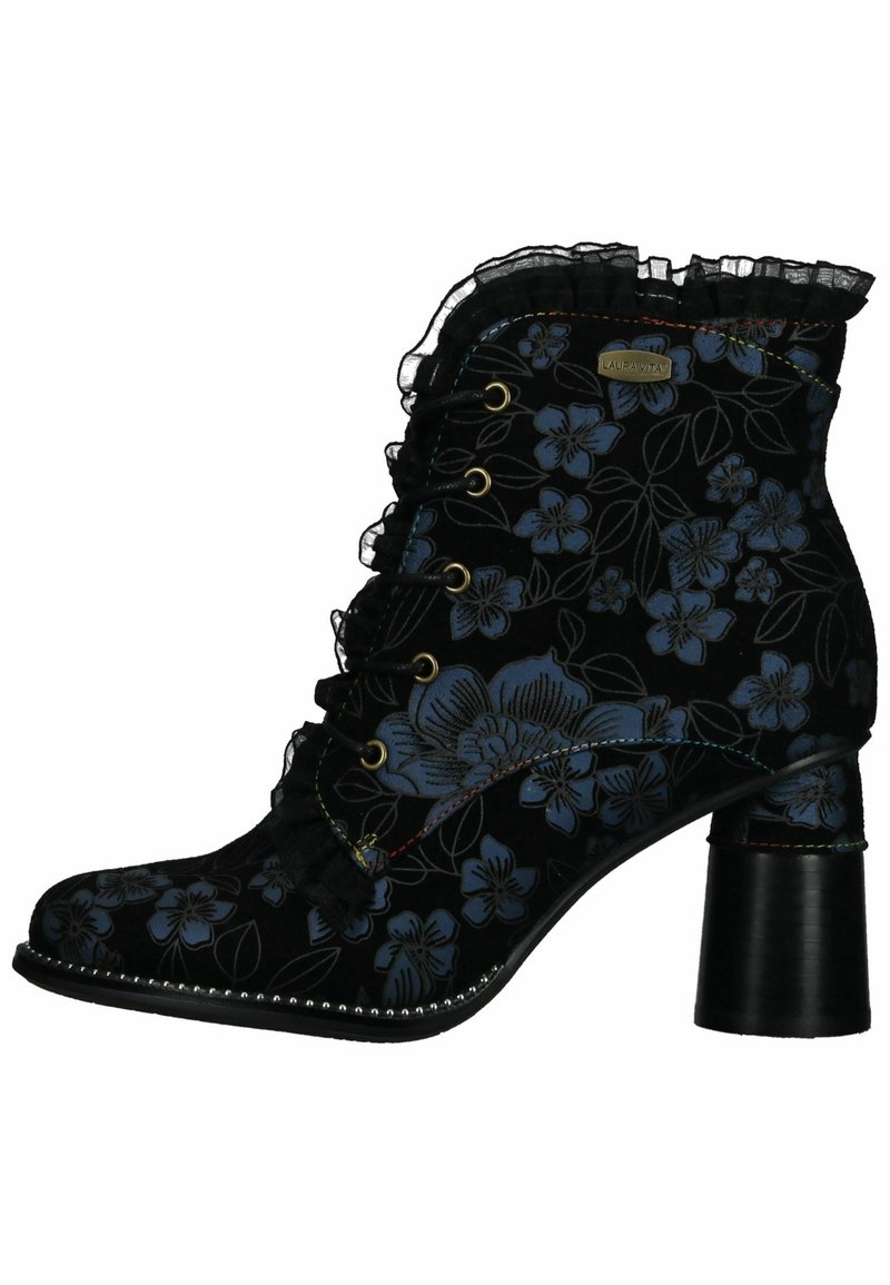 Černé květinové kotníkové boty s volánkem na okraji, zlatými očka, masivním podpatkem a stříbrnými cvočky podél základny.
