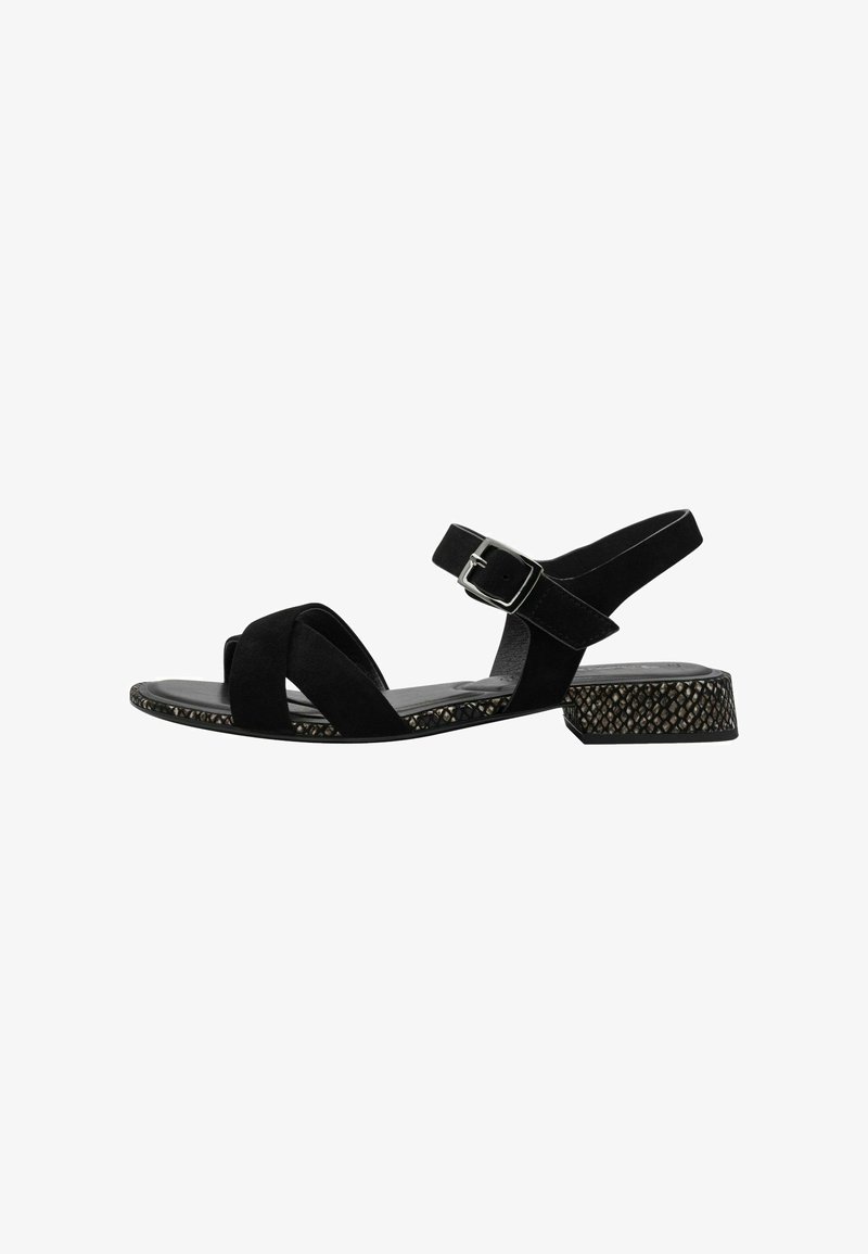 Sandale en daim noir avec des lanières croisées et une bride de cheville avec boucle. Dotée d’un talon bloc texturé et décoratif ainsi que d’une semelle intérieure lisse et rembourrée.