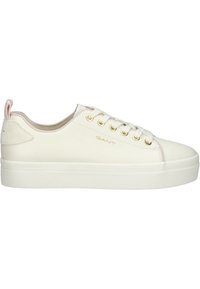 Sneaker bianco in pelle con occhielli dorati, dettagli rosa e suola in gomma bianca testurizzata. Presenta un design minimalista e il logo del marchio.
