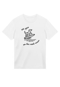 Weißes Baumwoll-T-Shirt mit einer schwarzen Umriss-Illustration eines Hundes auf einem Surfbrett, dazu der Text "Bis zur nächsten Welle" in einer verspielten Schriftart.