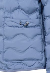 Hellblau gefütterte Jacke aus strukturiertem Stoff mit auffälliger Steppung und einer Fronttasche mit Kordelzug.