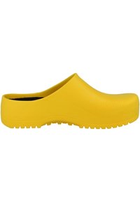 Gelbe Gummi-CLogs mit strukturiertem Oberflächen, abgerundetem Zehenbereich und als Schlupfschuh gestaltet. Verfügt über eine dicke, gerippte Sohle für besseren Halt.