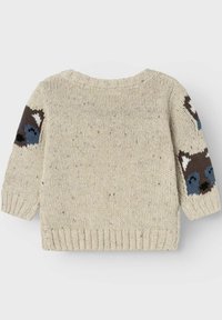 Maglione lavorato a maglia di colore beige chiaro con una finitura testurizzata. Presenta disegni di procioni sulle maniche in marrone scuro e blu, con polsini e orlo a coste.