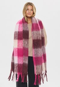 Blød, oversized ternet tørklæde i nuancer af pink og burgunder. Fremstillet af fuzzy materiale, med frynset kanter og et ternet mønster.